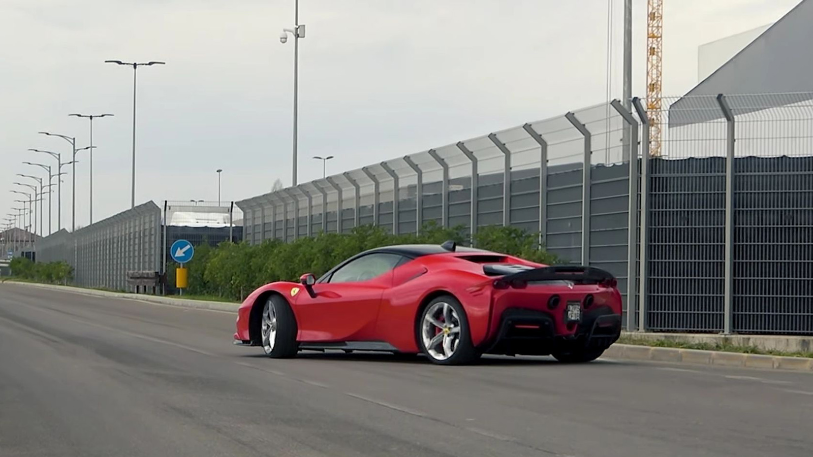 Γιατί η Lamborghini τεστάρει (ξανά) τη Ferrari SF90;